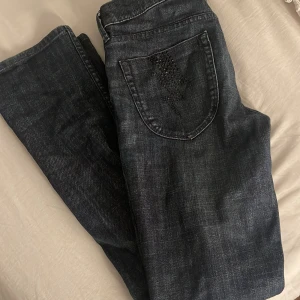 Lågmidjade Jeans - Lågmidjade Jeans med blixt på fickorna. Passar mig som har strl 34 i Jeans.