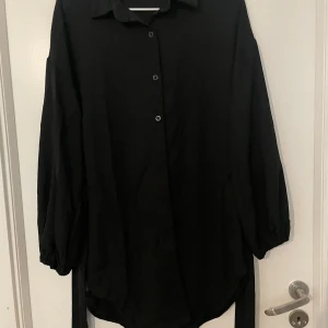 Skjortklänning med knytband  - Jättefint skick. Använd endast en gång.