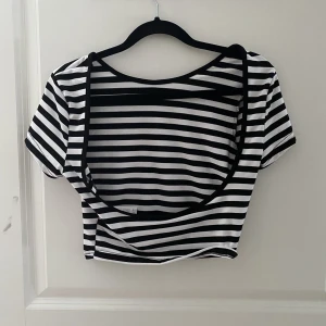 Randig topp med öppen rygg  - En superfin topp med öppen rygg som tyvärr inte kommer till användning💗