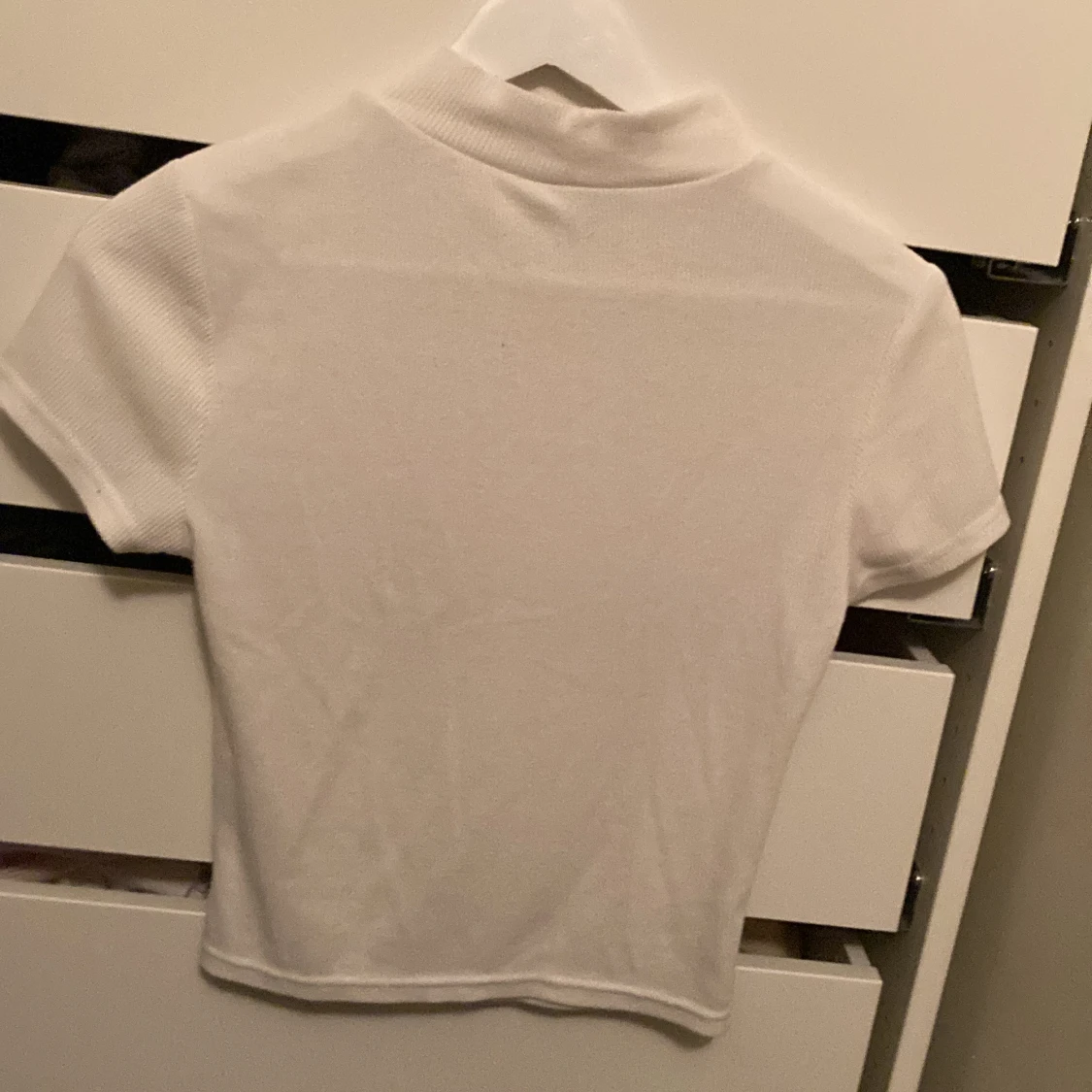 Vit T-shirt med krage  - 90