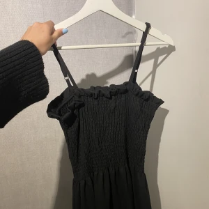 Långklänning  - En klänning som slutar vid smalbenen på mig som är 1,70 🌸 