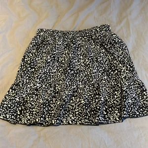 Mönstrad kjol  - Säljer denna leopardmönstrade kjolen pga den aldrig kommer till användning, perfekt nu till sommaren! Bra skick💗