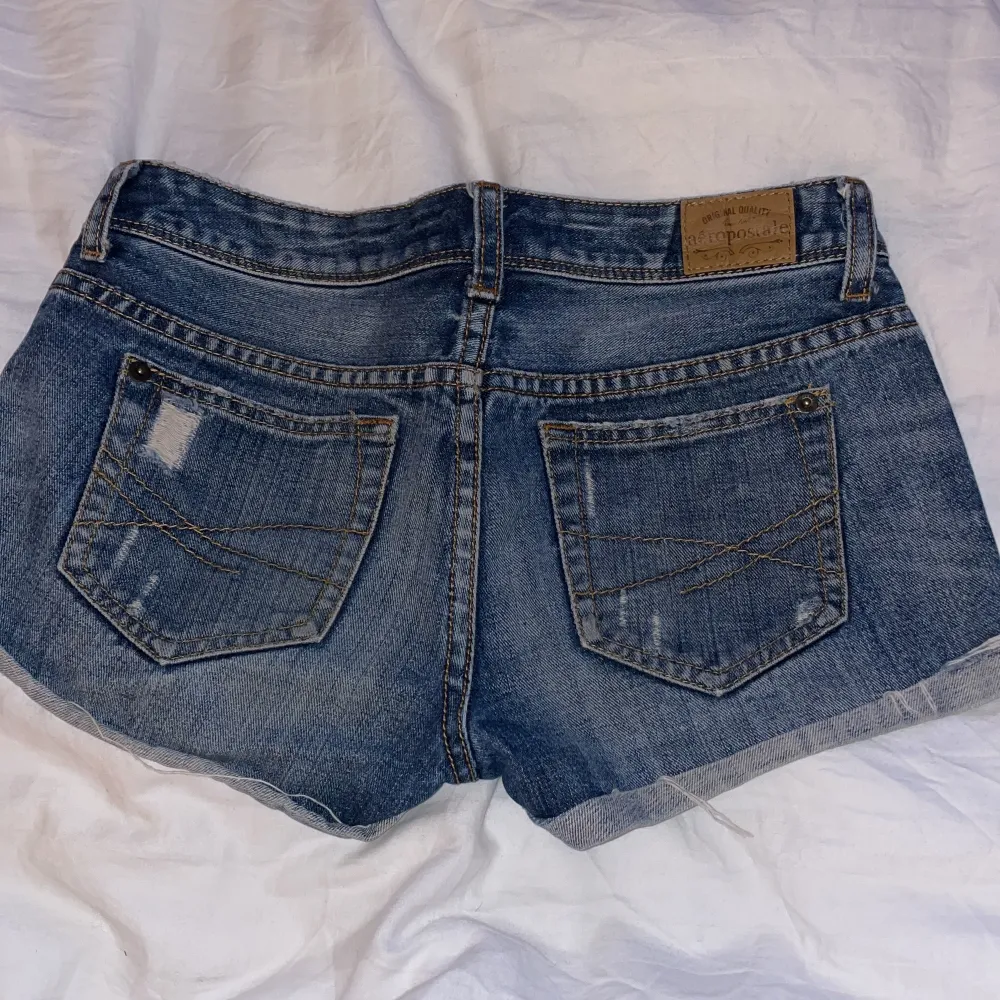 Supersnygga low waisted jeans shorts i bra skick💓. Shorts.