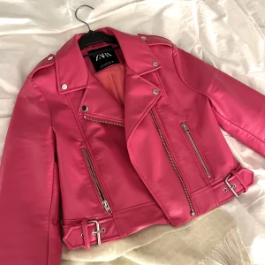 Rosa skinnjacka  - Skinnjacka från Sara i storlek M men sitter som en s/xs Använd en gång så känns som ny 🩷