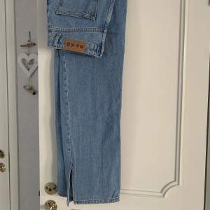 Raka jeans från na-kd x Angelica Blick i storlek 34, knappt använda och tvättade 1 gång. För små i midjan så måste därför sälja dom🥲(nypris 549kr)