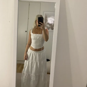 Linne från GinaTricot  - Säljer det här super gulliga linnet från GinaTricot. Storlek XS. Den sitter lite tight på mig så därav säljer jag de. Så himla fint med en vit långkjol. 