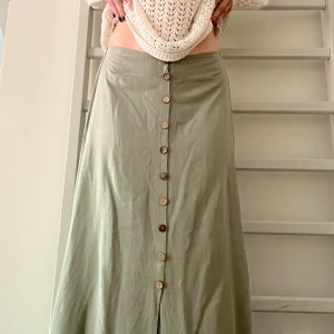 somrig sage green maxikjol - Jättefin maxikjol till sommaren med knappar och stretchig resår som gör att den passar många storlekar!