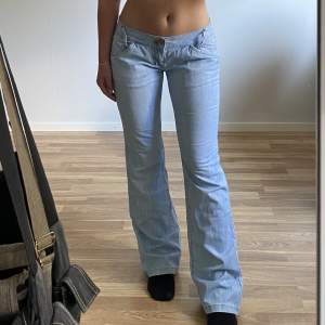 Superfina lågmidjade bootcut jeans! Jättefin ljusblå färg. Midja: ca 90cm runt om. Innerben: 83cm. Jag är ca 169cm och brukar ha storlek 38/M för referens. Skriv vid fler funderingar! Frakt tillkommer. Använd gärna köp nu🙌