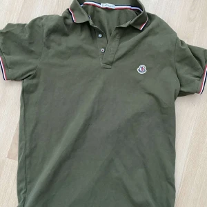 Moncler pike  - Säljer min pike från moncler som är i storlek M . Använd ett fåtal gånger. Priset går att diskutera 