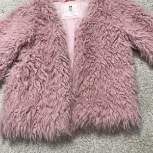 En fluffjacka - En rosa fin fluffjacka som är i bra skick