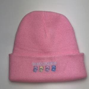 Rosa Björn beanie🐻💗 - Jätte söt rosa mössa/beanie med färgglada björnar på 💜💛💗💙 Japansk text på men inte säker på vad det står. Säljer på grund av att den inte kommer till användning. 🤍