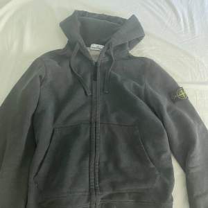 Stone island hoddie storlek M. Tröjan är i bra skick, nypris 3700