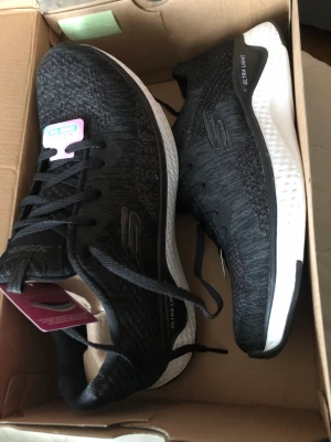 Skor - Oanvända springskor för damer som aldrig är använda. Sketchers och nypriset är 800