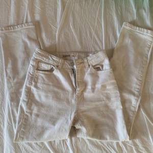 Ett par vita jeans från Cubus i stl 152. Nypris: 200kr Defekter: små fläcker. Köparen står för frakten, använder köp nu eller Swish!