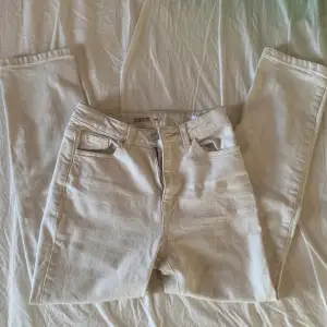 Ett par vita jeans från Cubus i stl 152. Nypris: 200kr Defekter: små fläcker. Köparen står för frakten, använder köp nu eller Swish!