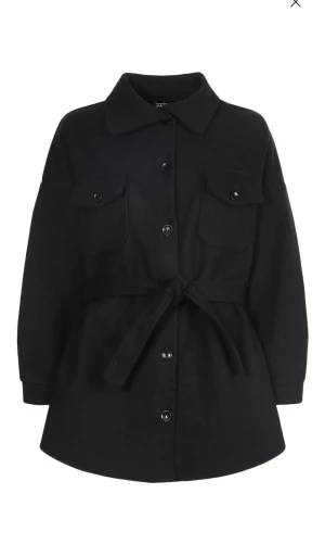 Svart kappa - Jag säljer min helt nya kappa med prislapp kvar från boohoo, säljer eftersom att den va för stor i storleken. Säljer för 550 köpte för 810 plus frakt 