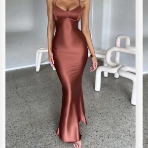 Lång klänning - Jätte fin lång klänning till finare tillfällen nu i sommar. Jag beställde fel storlek och kan tyvärr inte ha den. Öppen rygg med snörning och åtsittande mot kroppen. 