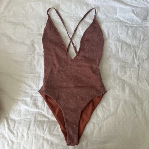 Glittrig baddräkt  - Rosa glittrig baddräkt med kors i ryggen 💓