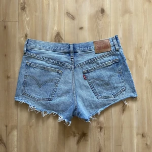 Shorts Levis  - Jeansshorts från Levi’s (501) i storlek W28. Passar storlek 36-38 eller S/M beroende på hur den ska sitta. 39 cm rakt över midjan. 