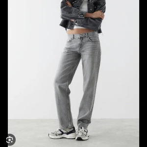 Low straight jeans - Säljer mina Low straight jeans då de blivit lite för små för mig, sparsamt använda och inga defekter💗