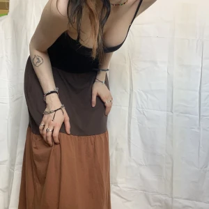 Långklänning brun - Ärmlös stretchig tight klänning. Justerbara snören