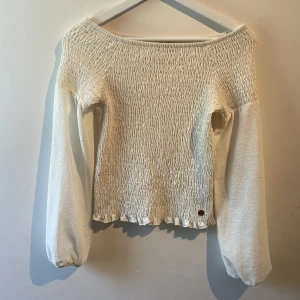 Topp - Somrig topp med tunnare tyg på armarna den går rakt över axlarna 