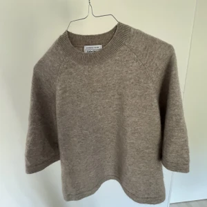 Other stories topp - Intressekoll på denna fina beige trekvärtsärmade slutsålda other stories toppen som är slut på hemsidan! Kan gå ner i pris via snabbaffär. Möts upp i täby och åkersberga🥰