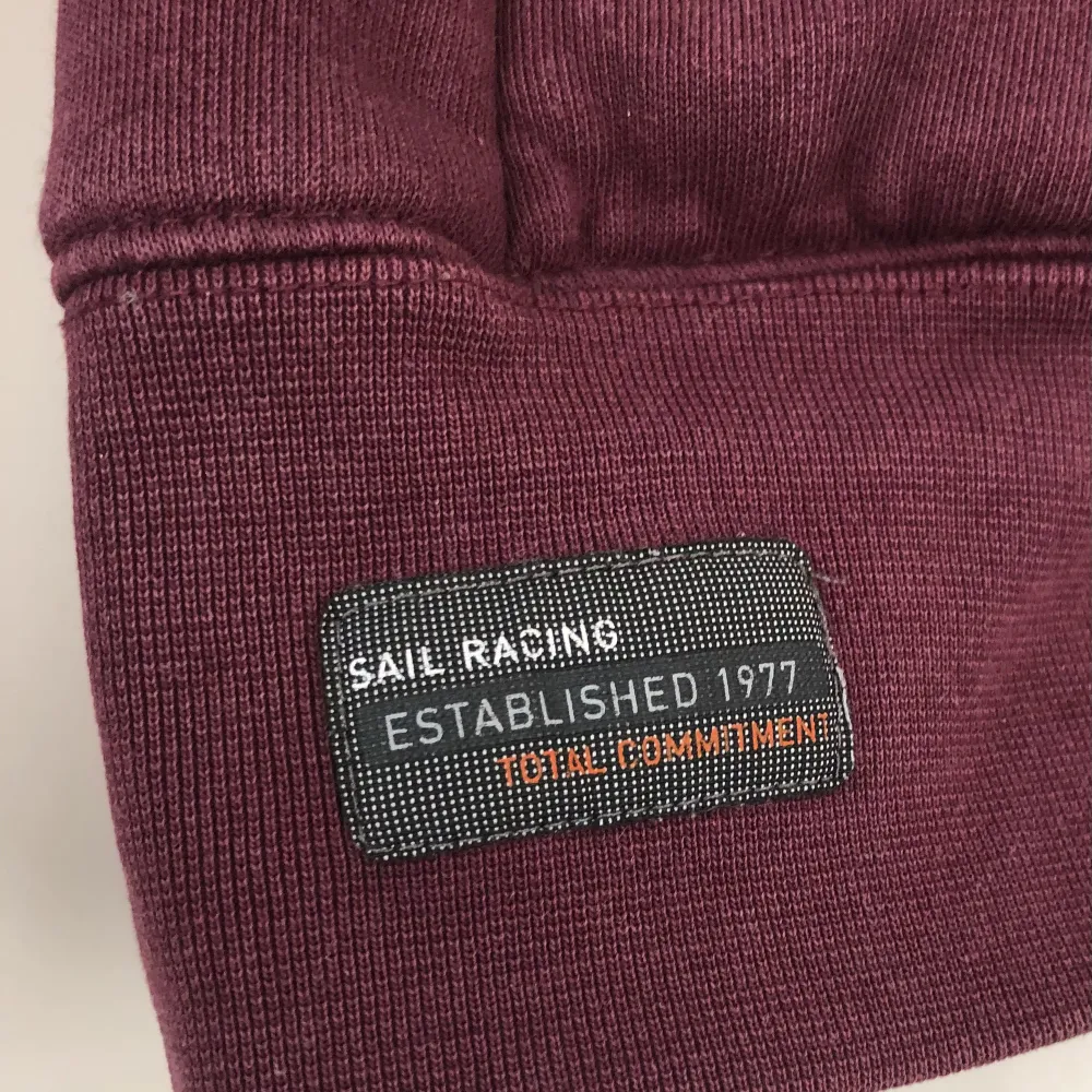 Sail Racing hoodie Storlek : Smal Färg : vinröd med rosa dragkedja Skick : 7 av 10 Passar Barn, Flicka , Dam ,   Kan skickas med Postnord spårningens packet inom Sverige. Hoodies.