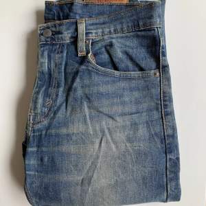 snygga blå levi’s jeans av modellen 502”. Storlek W30L32. Har du några frågor eller vill se fler bilder så kommentera gärna! :)