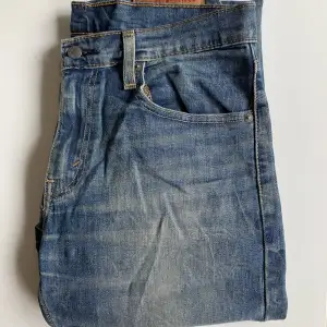 snygga blå levi’s jeans av modellen 502”. Storlek W30L32. Har du några frågor eller vill se fler bilder så kommentera gärna! :)