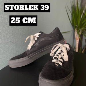 Svarta Vans - Säljer svarta Vans i storlek 39! Väldigt sparsamt använda, nyskick! Skickas på posten eller möts i Växjö. Köpare står för frakten.