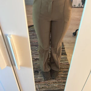 Högmidjade kostymbyxor  - Bra skick knappt använda!
