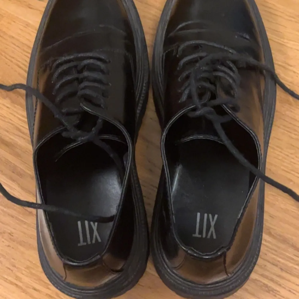 Skor med liten platå, storlek 36 från XIT (din sko).  Säljs då de var står hemma utan att bli använda. Använda högst 5 gånger.  Original pris : 300kr (rea) Köpare står för frakt.. Skor.