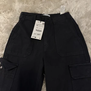 Cargo byxa  - Cargo byxa från Zara, storlek 32. Aldrig använda. Lite blå/grå i färgen 