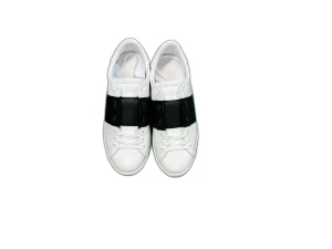 Valentino garavani open band sneakers - Hejsan säljer dessa identiska Valentino sneakers (Finns flera färger). Medföljer kvitto box alltsa alla OG. Vid fragor om skorna eller andra produkter skriv gärna pá dms :)