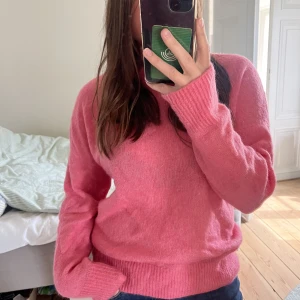 Stickad tröja  - Superfin rosa stickad tröja från H&M i storlek M!💓