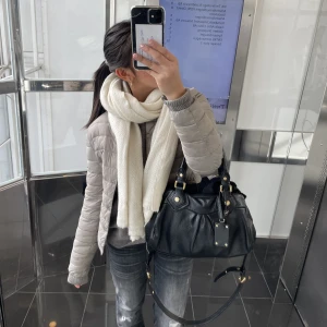 Dunjacka beige  - Säljer denn fina beiga dunjacka från h&m, köpt i höstas🥰 jackan har inga defekter eller liknande!