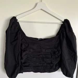 Svart topp  - Svart topp från Gina Tricot i storlek 38. Passar perfekt till vardags, kalas och på fest! 