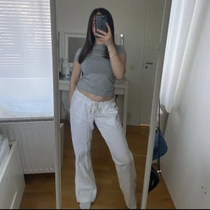 Linnebyxor - Säljer dessa superfina linnebyxor från Roxy i strl M då de tyvärr är aningen för stora för mig💗 Byxorna är köpta här på Plick, men är knappt använda! Köparen står för frakten💗💗 