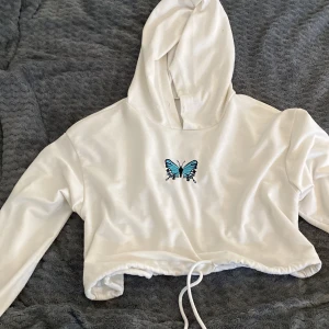 Vitt hoodie med fjäril - Vitt hoodie med fjäril. Bra skick. S