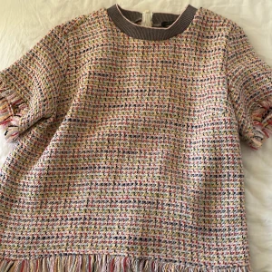 Multi färgad tröja - Säljer denna tröja är köpt här på Plick men säljer för den kommer inte till användning men tyget är jätte skönt och kliar inte köpte för 90 och säljer för samma pris!💗