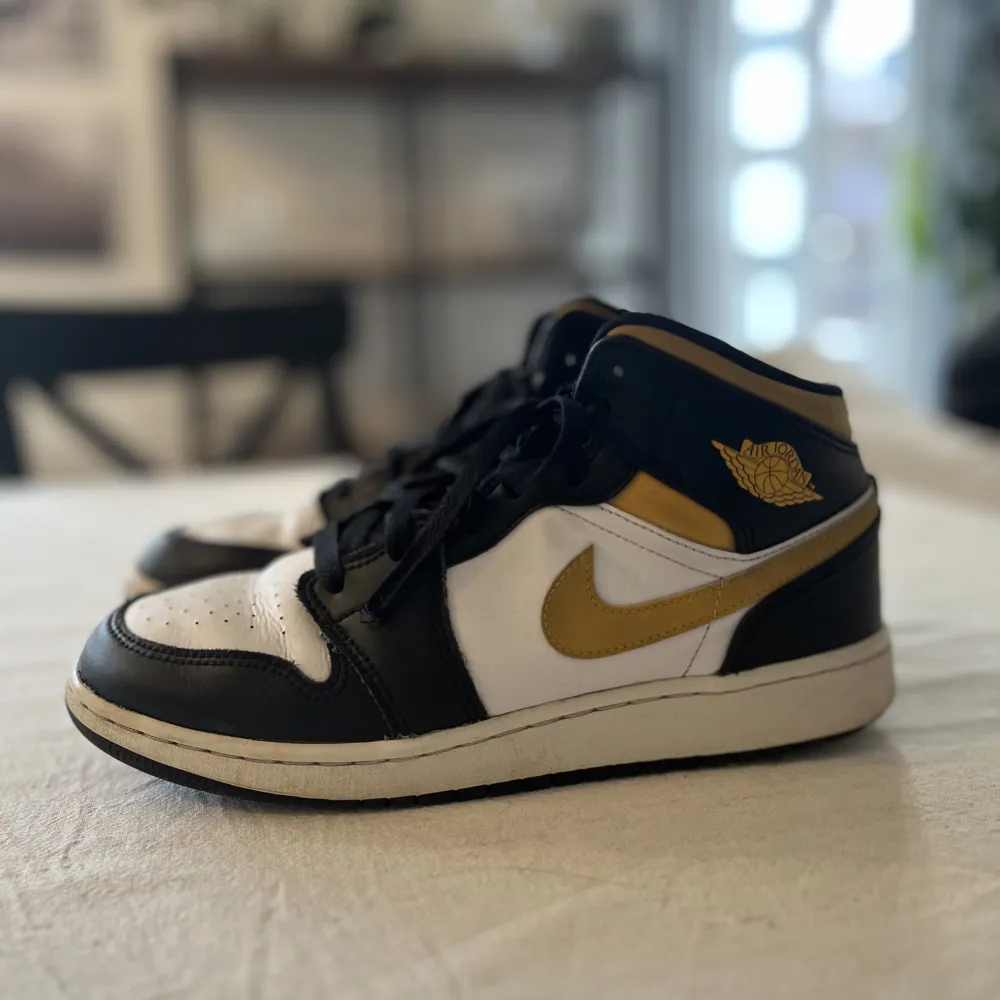 Säljer mina air Jordan 1 mids, pga att de inte används. de är i bra skick har endast använts fåtal gånger.. Skor.