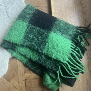 Jättefin grön halsduk - Stor halsduk som varit jättepopulär från Arket! Eftersom den är så stor kan man styla den på massa olika sätt, jag har haft den som kjol någon gång t.ex