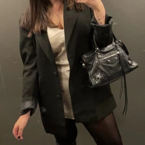 Svart kavaj  - Oversized svart kavaj från Boohoo. Storlek 34/36, knappt använd 💕