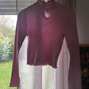 Rosa tröja  - Tröja i rosa. Använd 2 gånger. L men passar mer s/m