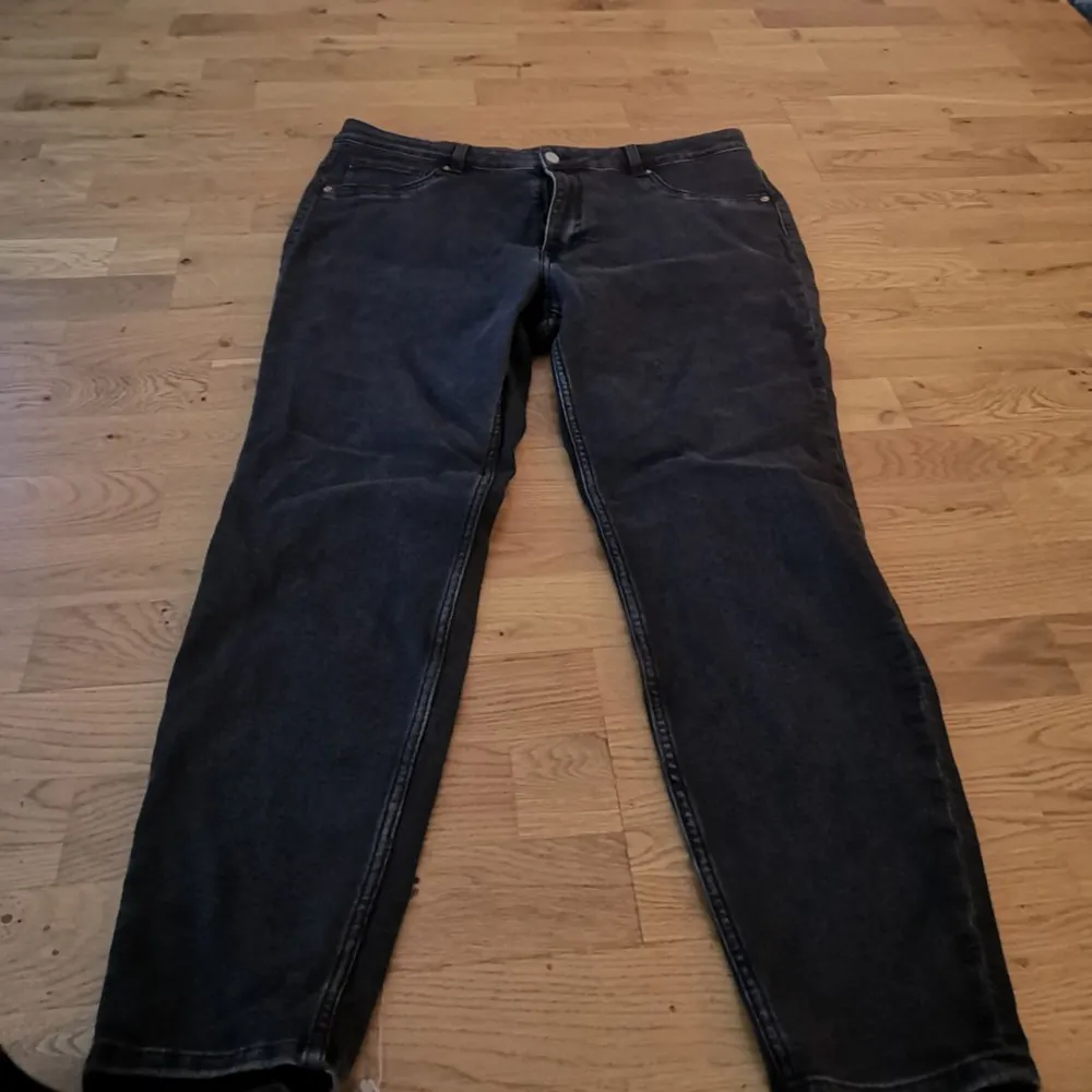 Svarta jeans från hm i storlek 50 Inte använda så är i bra skick. . Jeans & Byxor.
