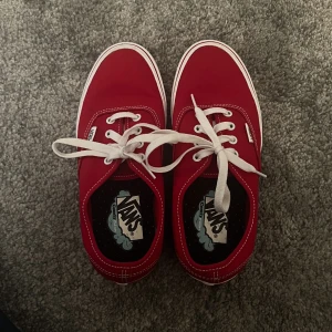 Vans - Röda Vans skor. Skorna är knappt använda och därför i mycket bra skick. 