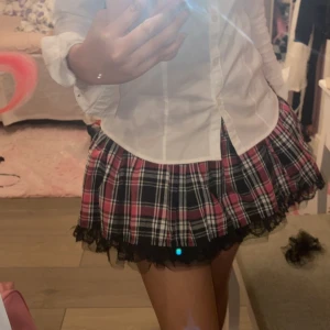 Scene/emo rutig kjol - Jätte söt kjol som jag köpte från shein. Har inte alls använt kjolen så den är i nyskick💗 den är i storlek xs men bältet går inte justera, så ifall man vill ha en tajtare fit på kjolen skulle jag säga att storleken är S. 