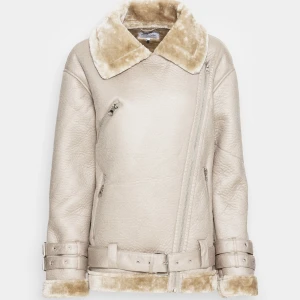 Jacka från NA-KD - En helt ny oanvänd jacka med prislappar på. Nypris 1449kr mitt pris 500kr