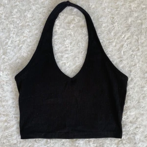 Halterneck linne - Croppad halterneck som är lite liten på mig, passar xs eller en liten s